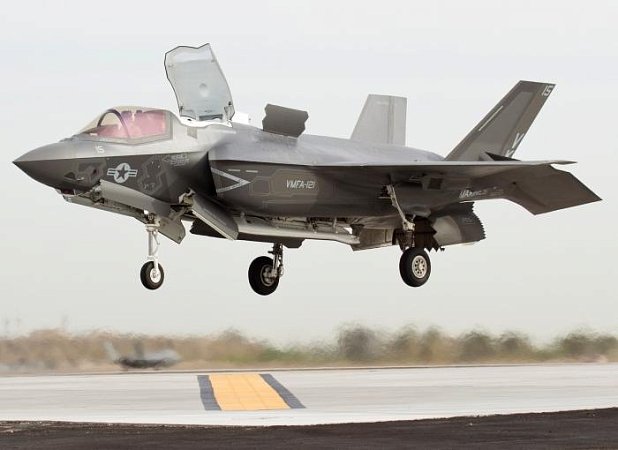 Истребитель пятого поколения F-35B с укороченным взлетом и вертикальной посадкой